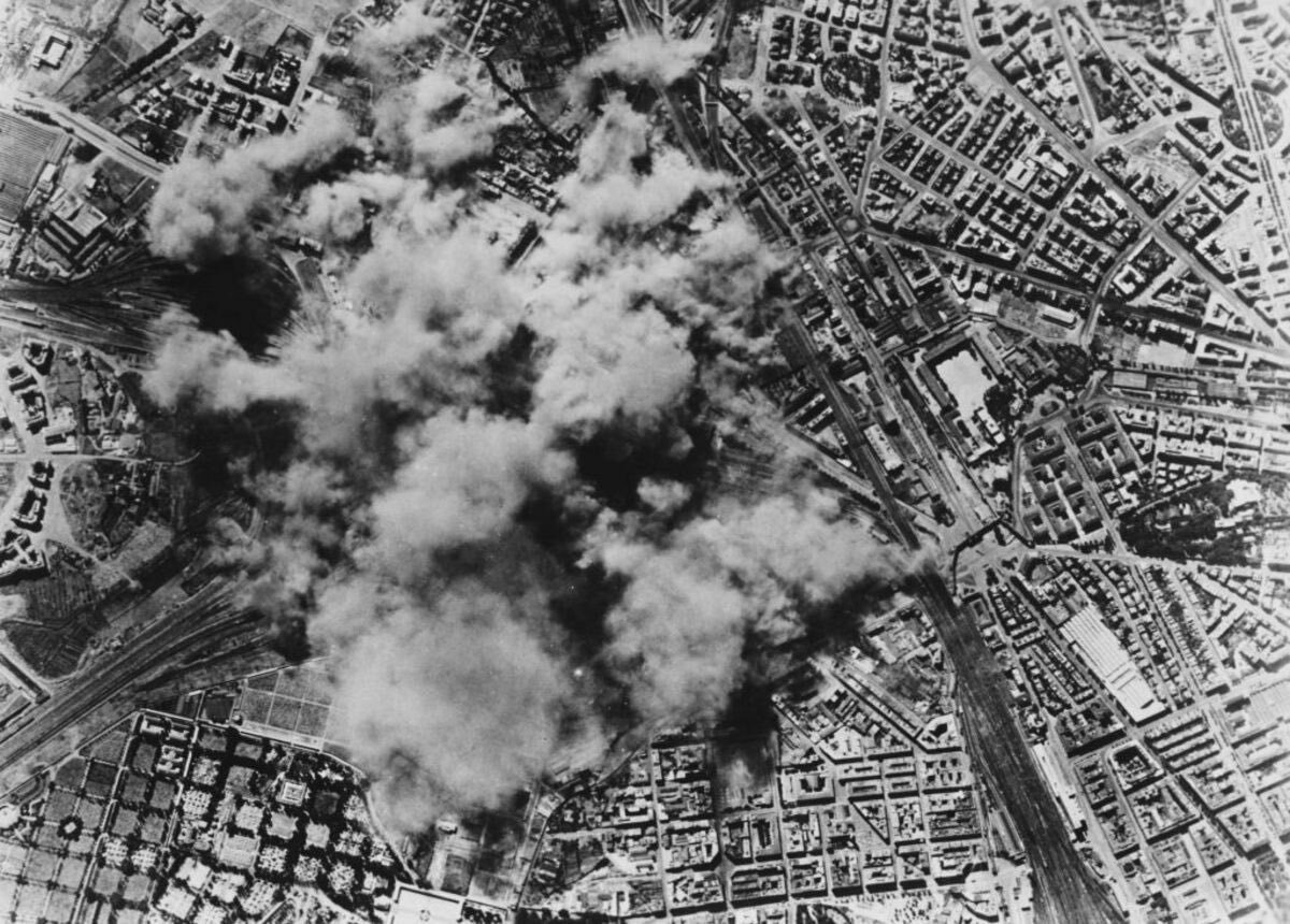 Рим вторая мировая. Бомбардировка Рима 1943. Бомбардировка Гамбурга 1943. Бомбардировка Рима 19 июля 1943.